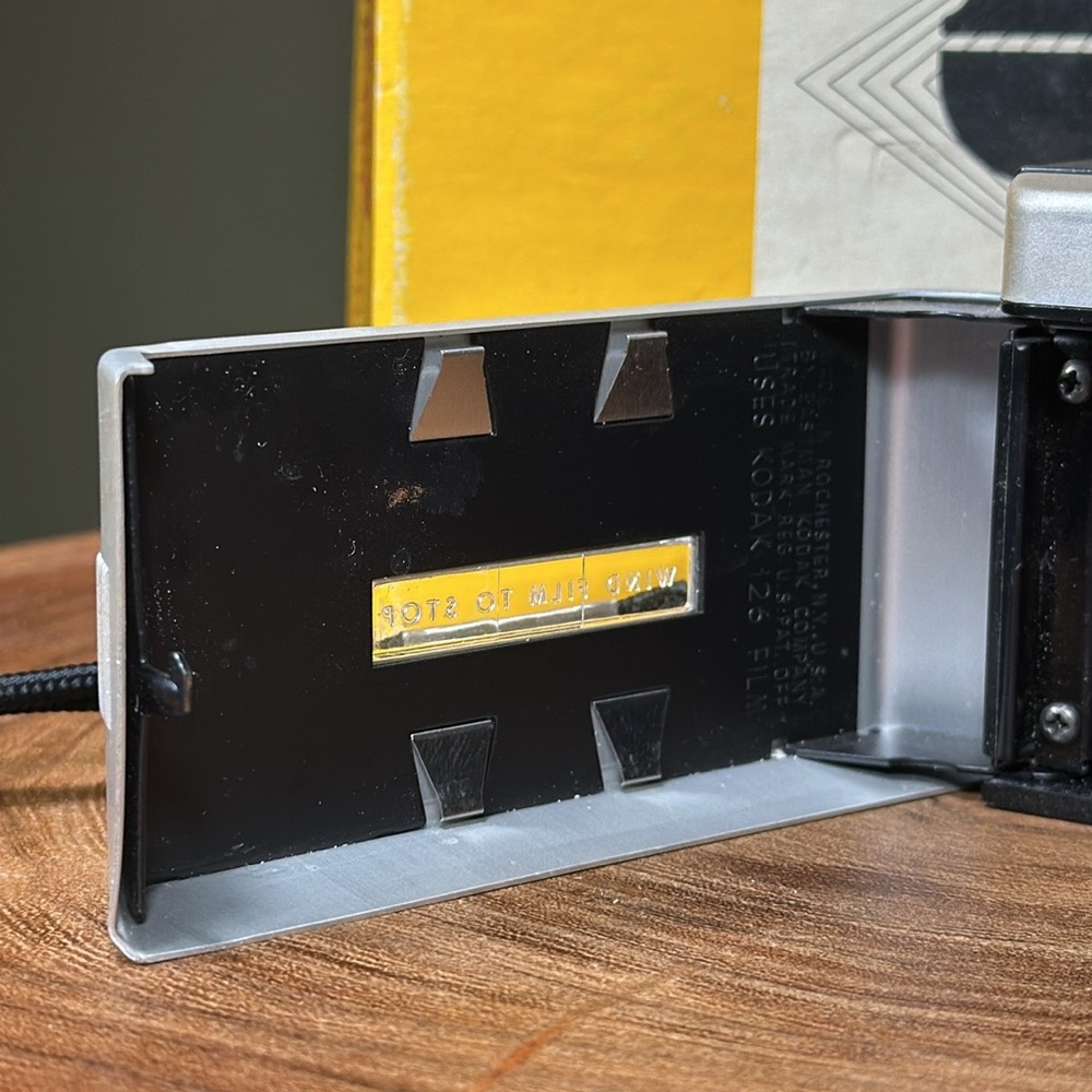 KODAK Instamatic 104/Outfit with Box - Picture 9 of 16
